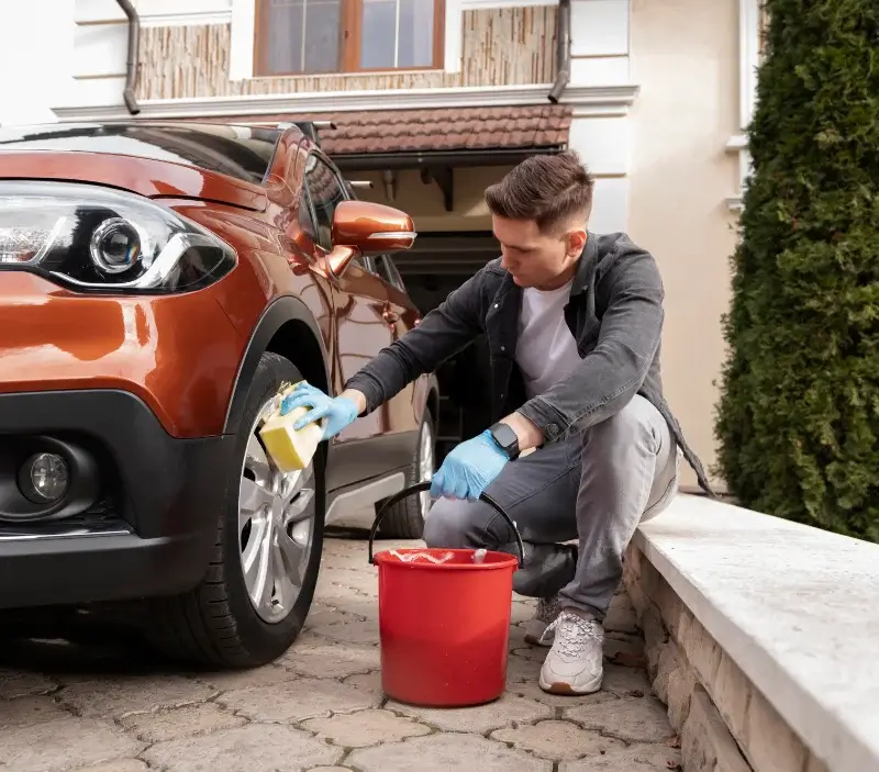Lavage auto à domicile Sérignan-du-Comtat : professionnel intervenant sur un véhicule
